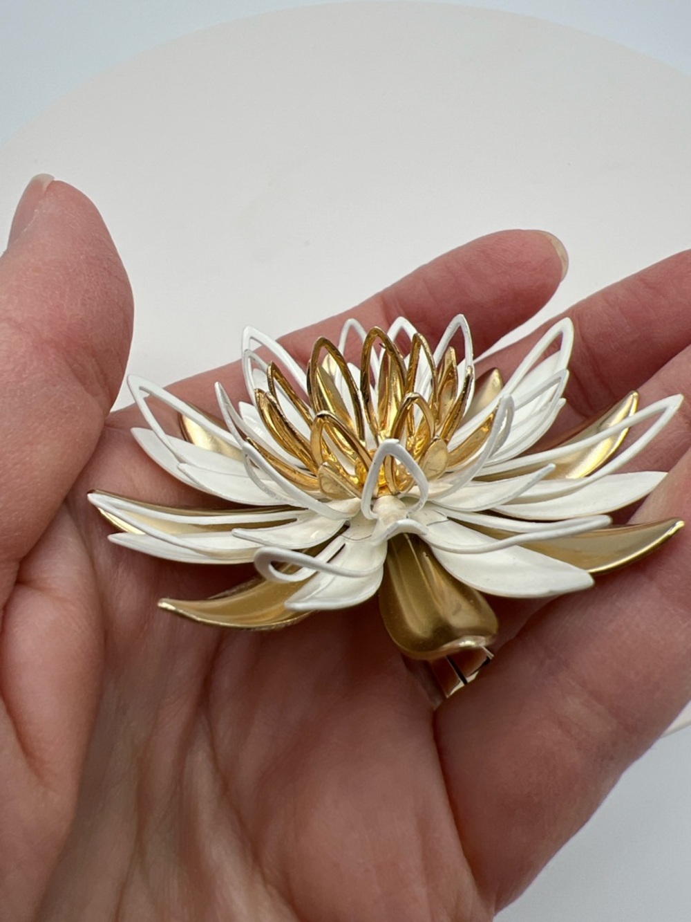 VTG Sarah Coventry Gold & White Floral Statement Brooch with Golden Centre - Picture 7 of 7